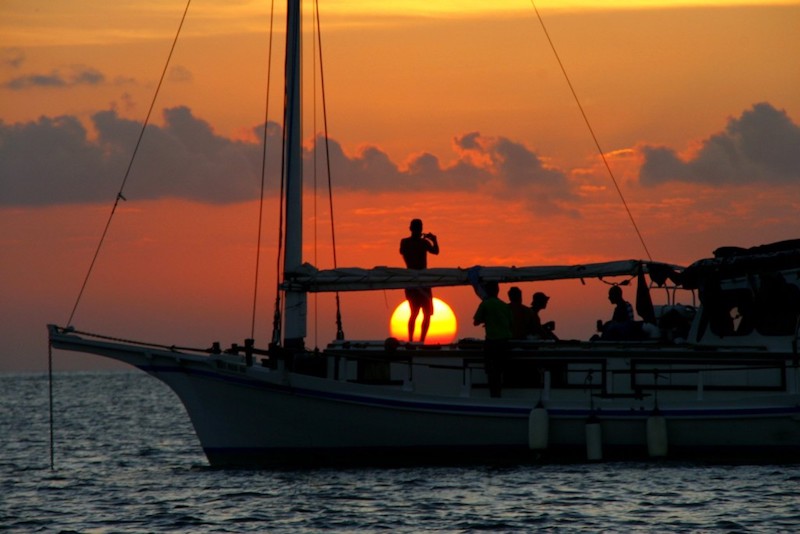 Cópia de Sri Noa Noa Surf Boat Trips – Sunset Vibes
