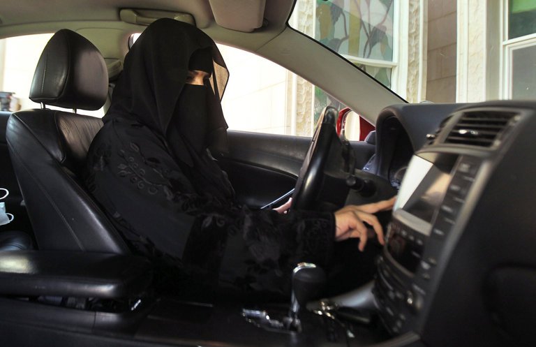 Mulher saudita ao volante, no protesto de 2013.