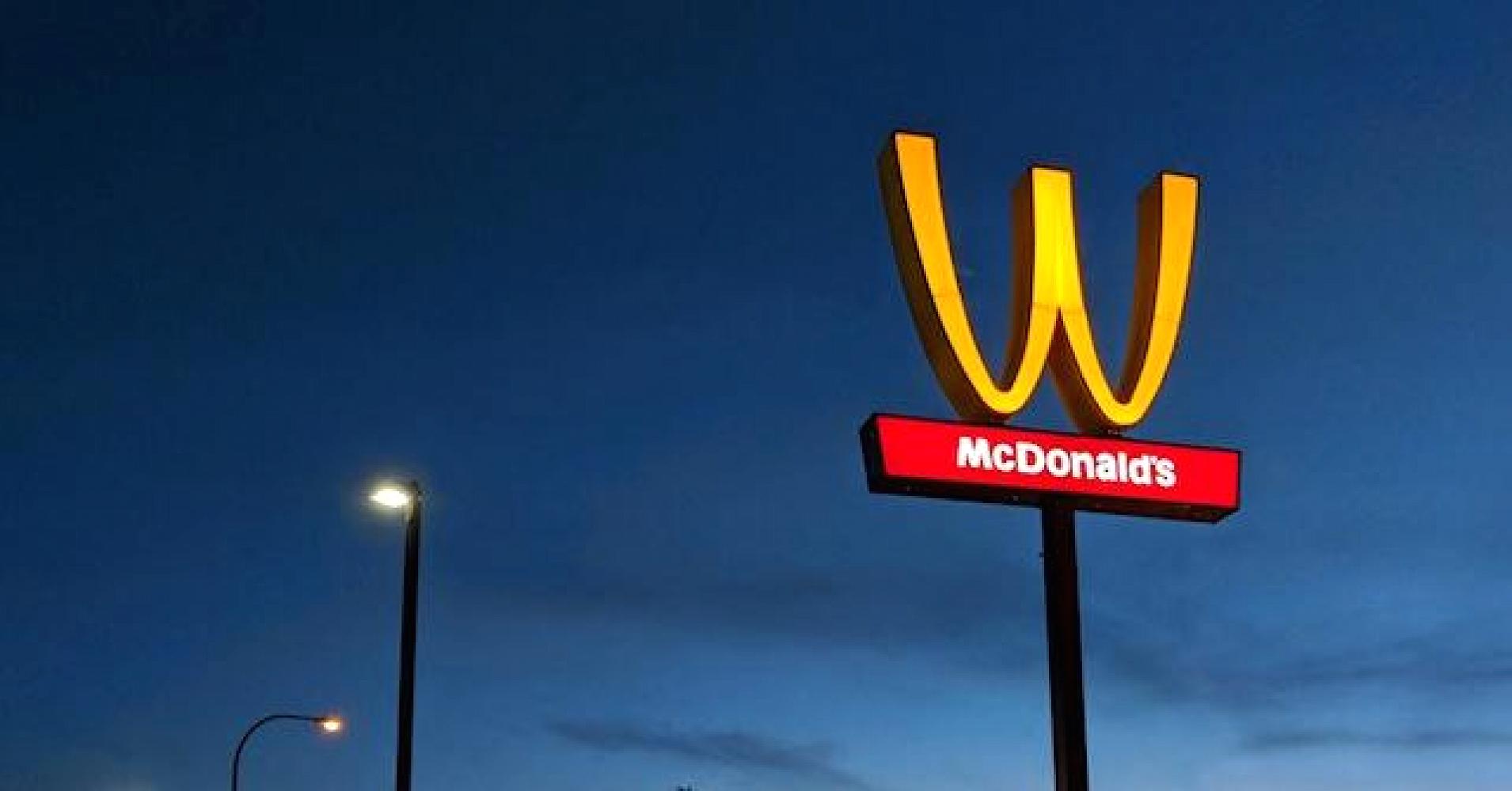 Logo McDonald's ao contrário