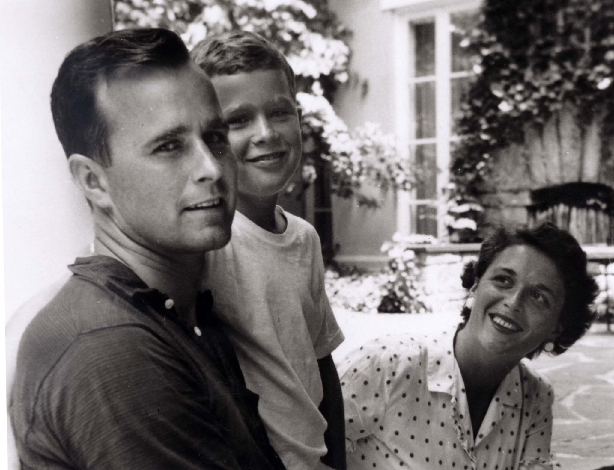 FILE PHOTO OF YOUNG GEORGE W BUSH WITH PARENTS.