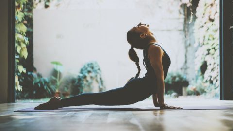 mulher praticar yoga
