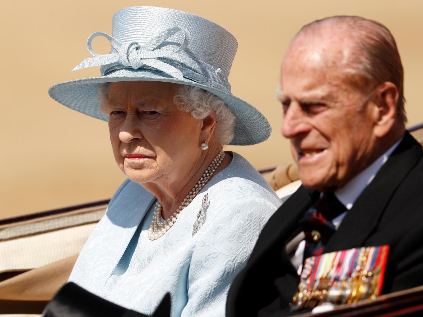 Também em tom azul, porém mais claro, foi a Rainha Isabel II vestida na celebração do seu aniversário no ano passado, 2017. [REUTERS/Peter Nicholls]