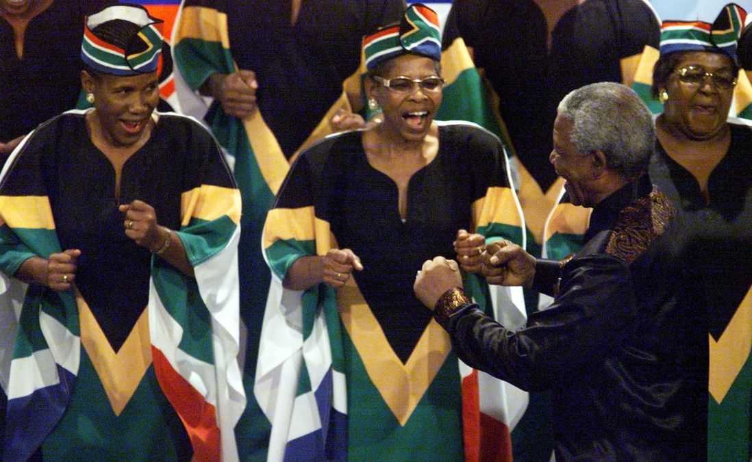 NELSON MANDELA DANCES WITH THE CHOIR.