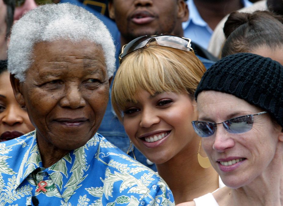 Nelson Mandela poses for photographers with singers Beyonce Knowles (C) and Annie Lennox (R) during ..