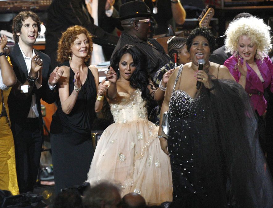 Groban, Sarandon,  Lil’ Kim, Franklin and Lauper sing during the closing performance at The Mandela Day concert in New York