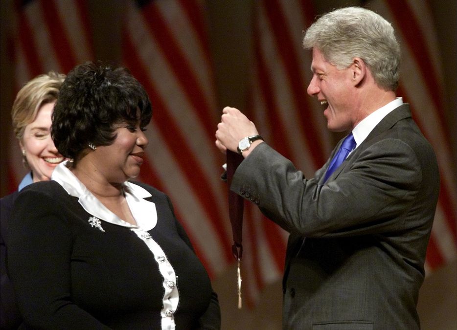 CLINTON PRESENTS ARETHA FRANKLIN WITH NATIONAL HUMANITIES MEDAL.