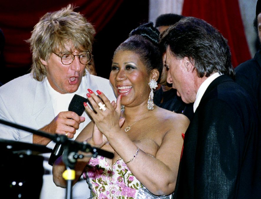 Rock star Rod Stewart (L) and actor Dustin Hoffman (R) join music legend Aretha Franklin on stage fo..