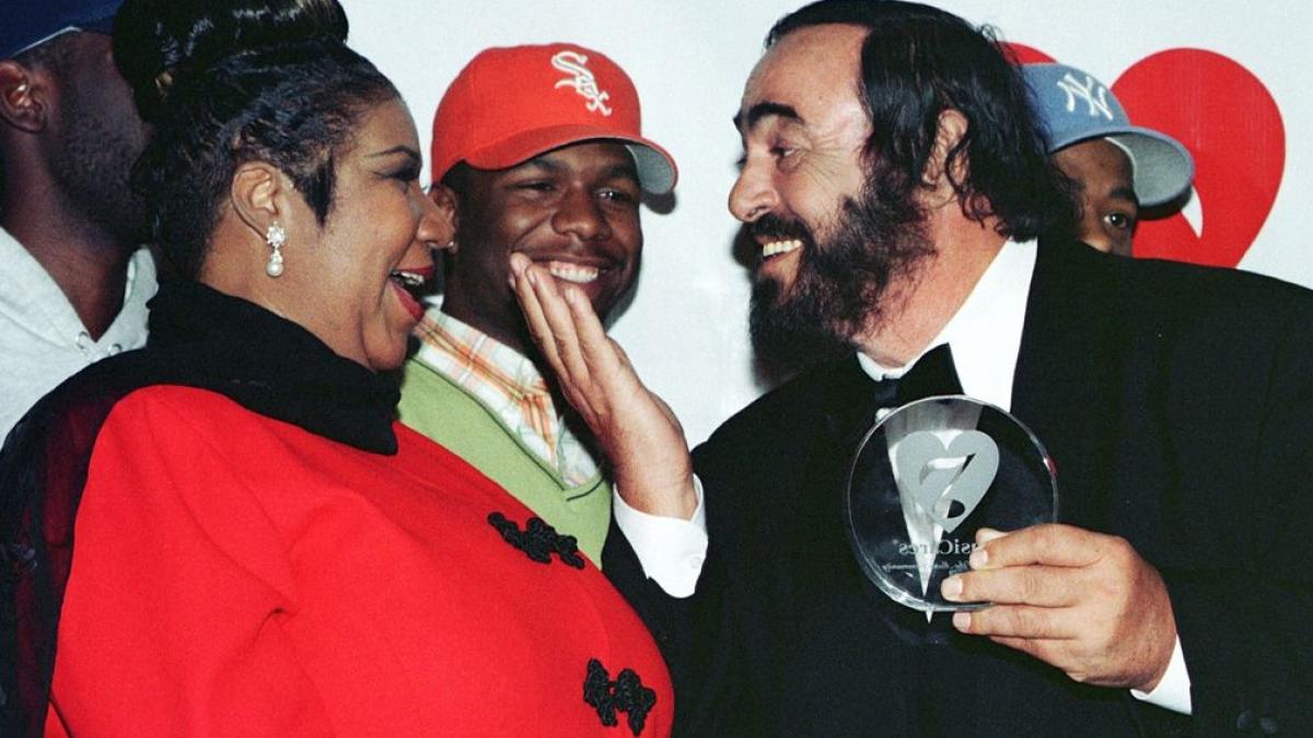 Singer Luciano Pavarotti  gestures towards singer Aretha Franklin during a photo opportunity at the ..