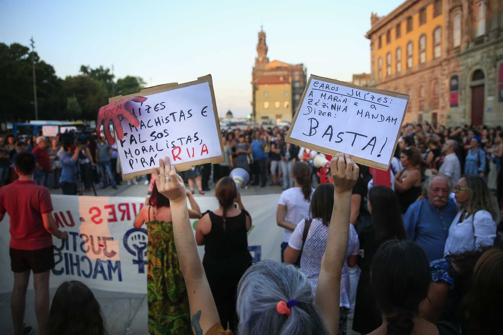 Protesto contra pena suspensa para acusados de violar jovem