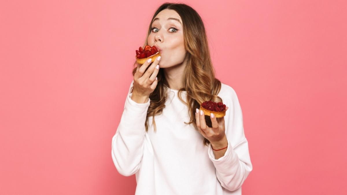shutterstock_mulher_comer_doces