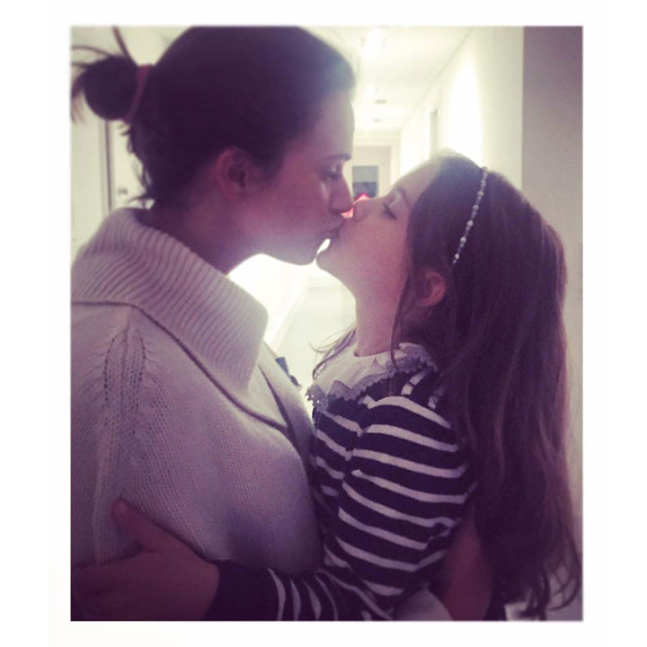 Cláudia Vieira beijo filha instagram