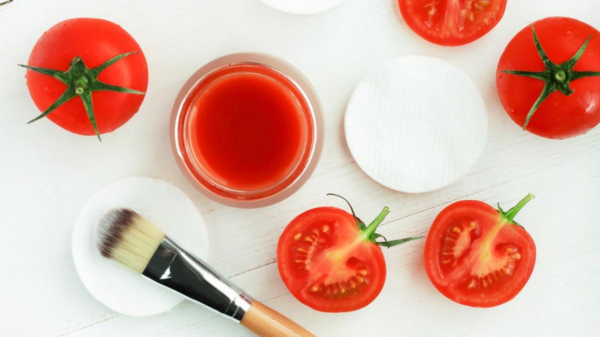 Tomato Pulp Mask Recipe for skin beauty treatment. Homemade vegan mask with fresh juicy red tomato