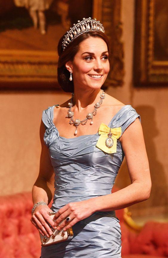 Kate recebe Royal Family Order of Queen Elizabeth II —-