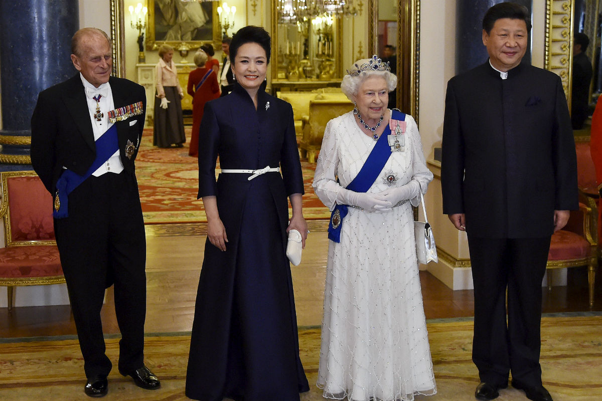 Peng Liyuan and the queen elizabeth