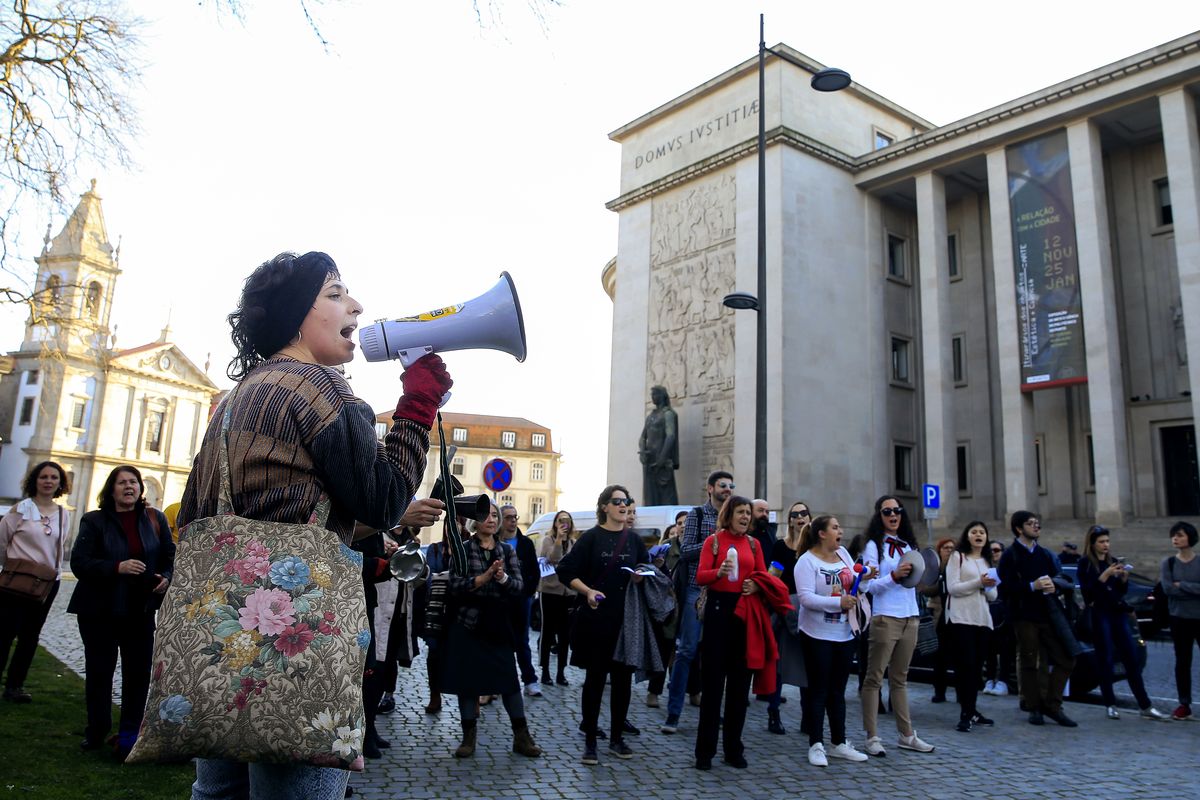 Protestos ruidosos contra a violência nas mulheres
