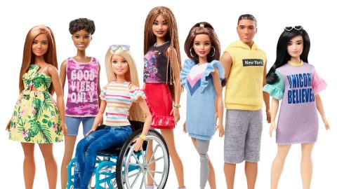 Barbie cadeira de rodas, com prótese ou com novos modelos de corpo como menos peito e cintura menos definida