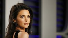 Kendall Jenner muda radicalmente de estilo na Semana da Moda de Londres