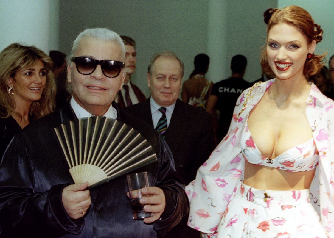 FILE PHOTO 6 DEC 94 – Karl Lagerfeld presented his fashions in Frankfurt`s museum of modern art on D..