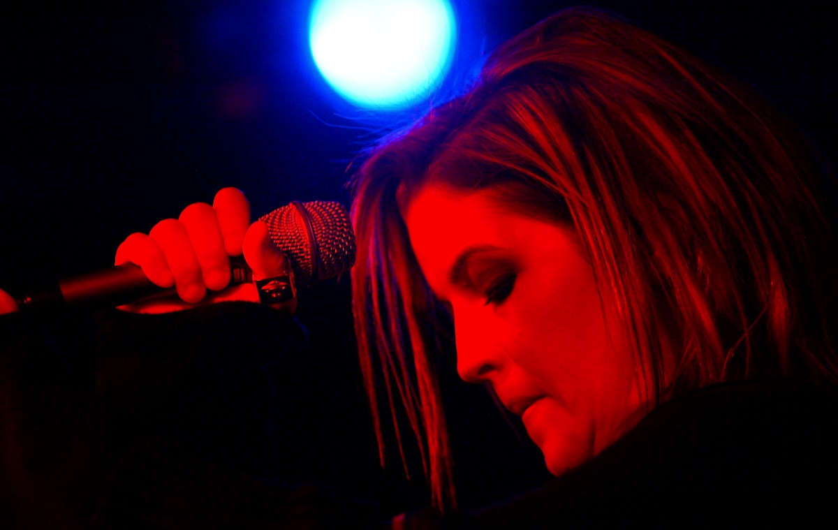 U.S. singer Lisa Marie Presley performs during a rehearsal at the M Bar in London, May 12, 2003.  [P..