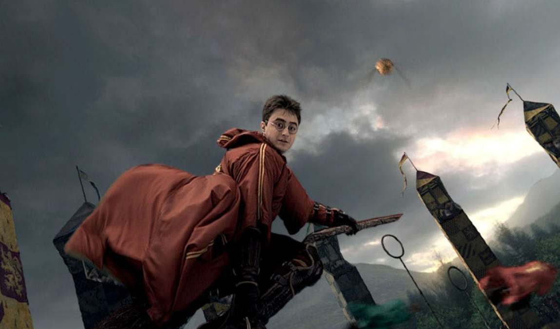 Daniel-Radcliffe-as-Harry-Potter-Playing-Quidditch