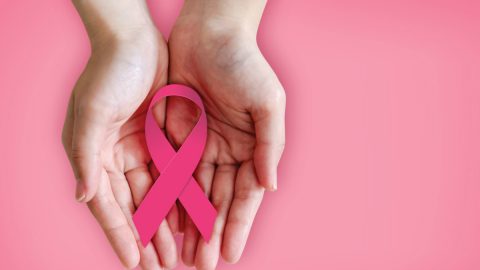 Ação solidária leva truques de beleza a mulheres com cancro
