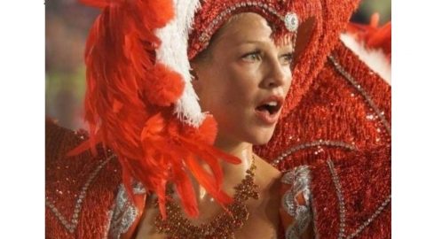 Atriz brasileira troca Carnaval do Brasil pelo português