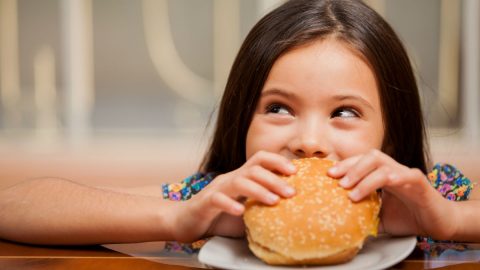Publicidade de fast food para crianças tem novas regras