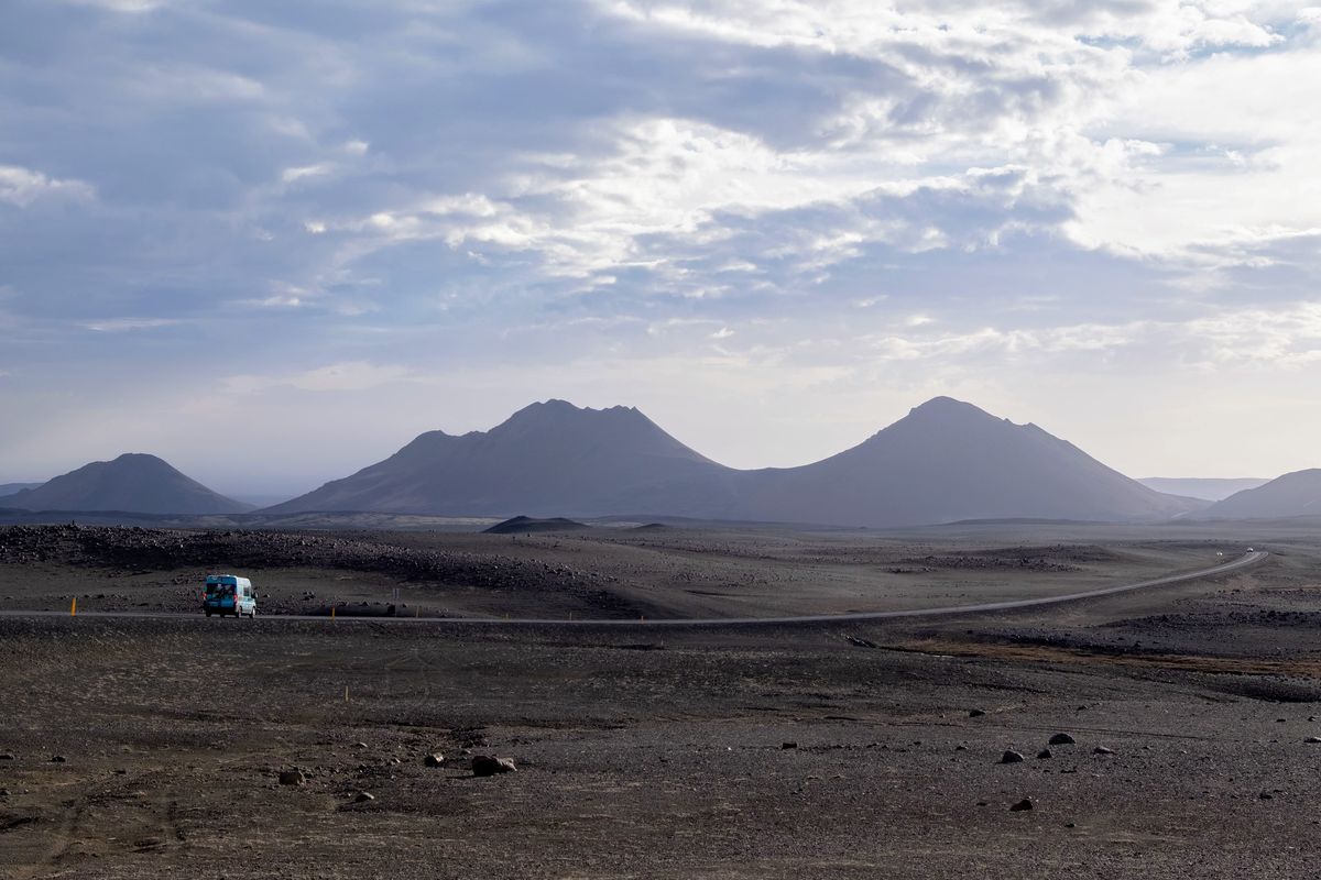 Na paisagem lunar do Este da Islandia a caminho do Norte
