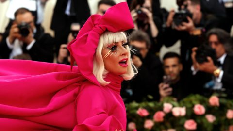 Lady Gaga volta a ser a mais excêntrica na passadeira vermelha