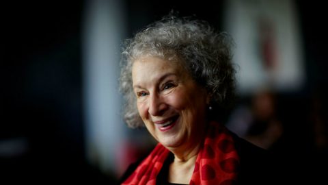Margaret Atwood dispotia handmaid's tale livro booker prize prémio