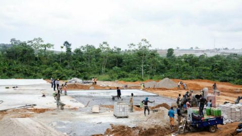 Lançamento do projeto da fábrica de tijolos de plástico reciclado da Unicef na Costa do Marfim [Fotografia: Unicef]