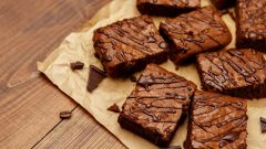 Receita de brownie de chocolate (em cinco passos)