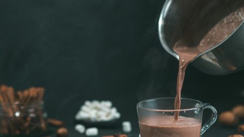 Aprenda a fazer o chocolate quente mais cremoso deste inverno
