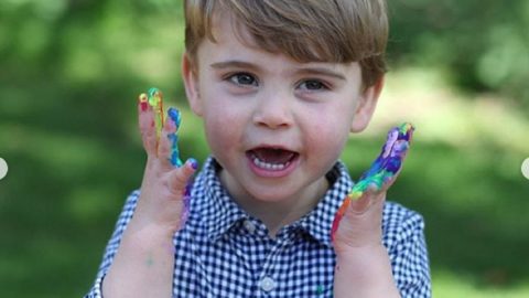 Fotografia oficial do segundo aniversário do príncipe Louis,. filho de Kate Middleton e do Príncipe William [Fotografia: Instagram]