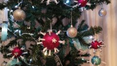 Reinterpretação das tradicionais bolas de Natal em coronavírus [Fotografia:Natal ao Contrário/Facebook]