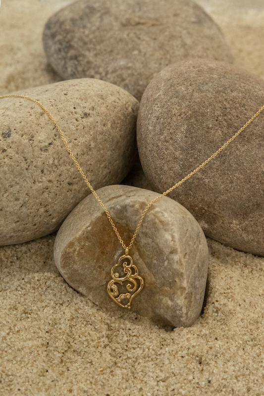 Pendente de Matilde Jewelry inspirado nos tradicionais corações de Viana [Fotografia: DR]