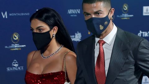 Georgina Rodriguez e Cristiano Ronaldo on Dubal máscara portuguesa MO [Fotografia: Ali haider/EPA]