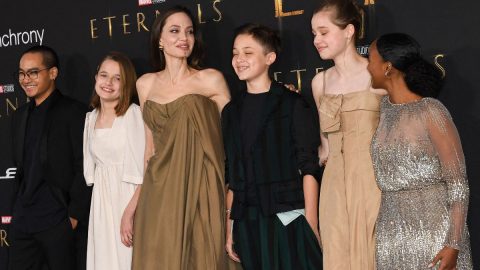 Atriz Angelina Jolie com os filhos Maddox, Vivienne, Knox, Shiloh e Zahara. na estreia do filme "Eternals" [Fotografia: Valerie Macon/AFP]