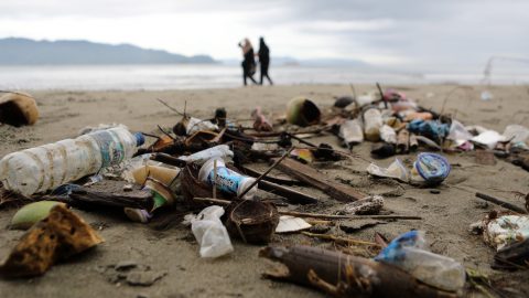 plástico poluição estudo media europeias
