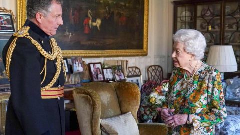 Isabel II regresso trabalho Reino Unido