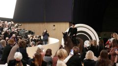 Charlotte casiraghi cavalo Chanela Semana da moda de paris
