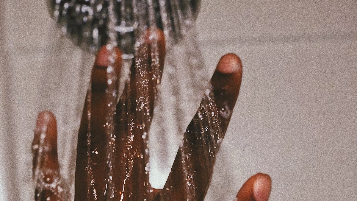 corpo e mente saúde benefício estudo água fria tomar banho mulher