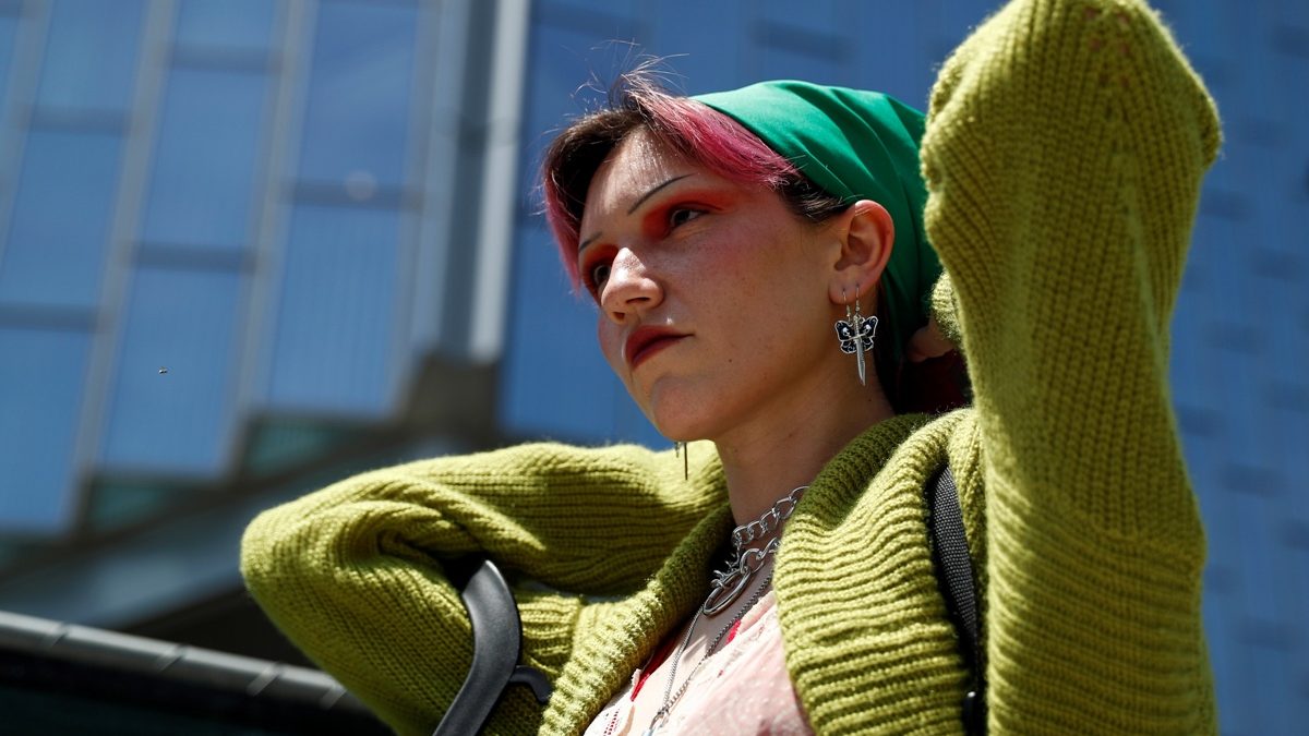Manifestante usa bandana verde, símbolo da luta pelos direitos ao aborto, nos protestos contra a possível restrição de direitos que corre no Supremo Tribunal norte-americano, [Fotografia; Caroline Brehman/EPA