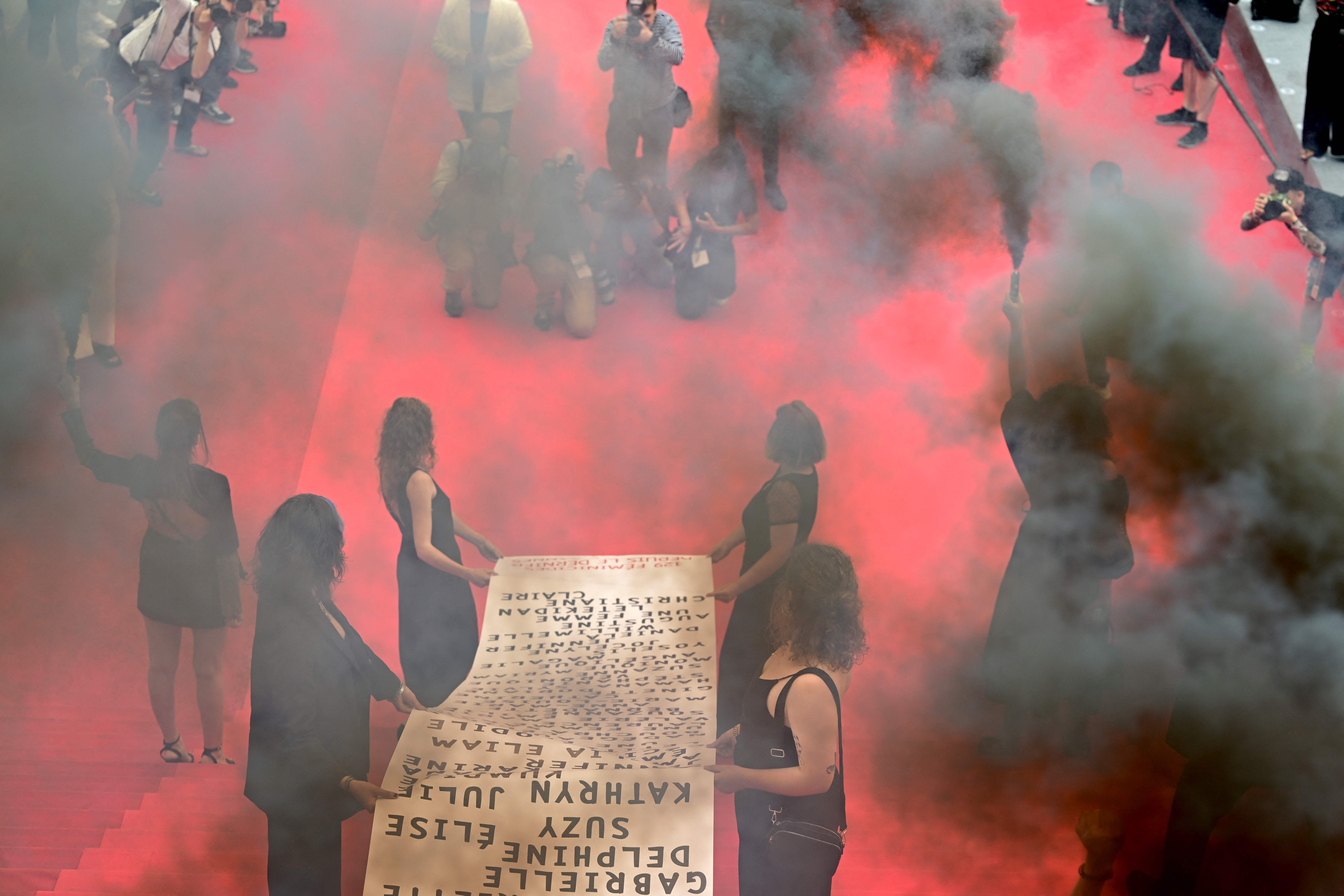 Movimento feminista francês Les Colleuses, no Festival de Cinema de Cannes, em 2022 [Fotografia: Antonin THUILLIER / AFP]