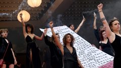 Movimento feminista francês Les Colleuses, no Festival de Cinema de Cannes, em 2022 [Fotografia: PATRICIA DE MELO MOREIRA / AFP]