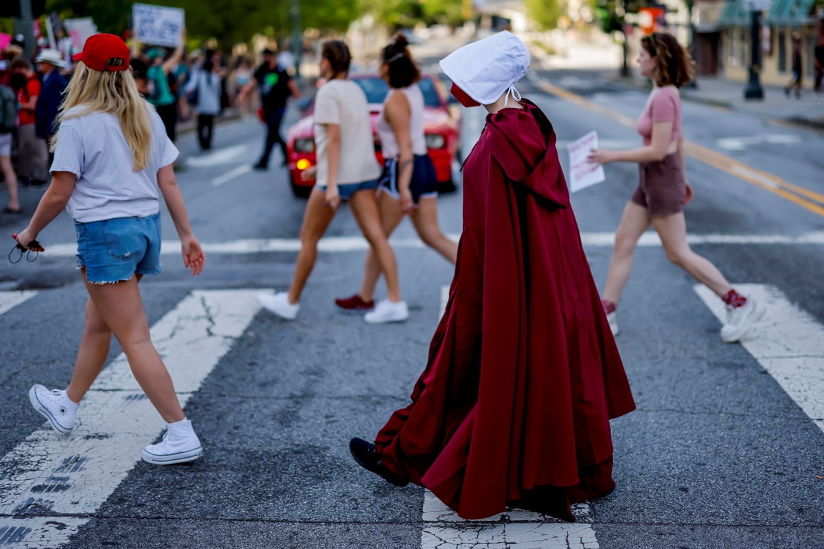 Manifestantes pró-aborto em Atlanta, Georgia, durante um protesto de emergência após ter sido conhecido o documento do Supremo Tribunal norte-americano que quer proibir este direito [Fotografia: Erik S. Lesser/EPA]