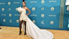 apliques folhos linha dos ombros Emmy Awards 2022
