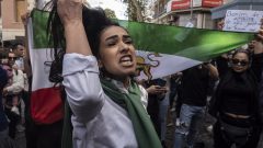 Mulher protesta diante do Consulado Iraniano na Turquia após a morte de Mahsa Amini, iraniana de 22 anos detida pela polícia responsável por verificar as práticas de vestuário e que morreu sob custódia policial [Fotografia: EPA/ERDEM SAHIN]