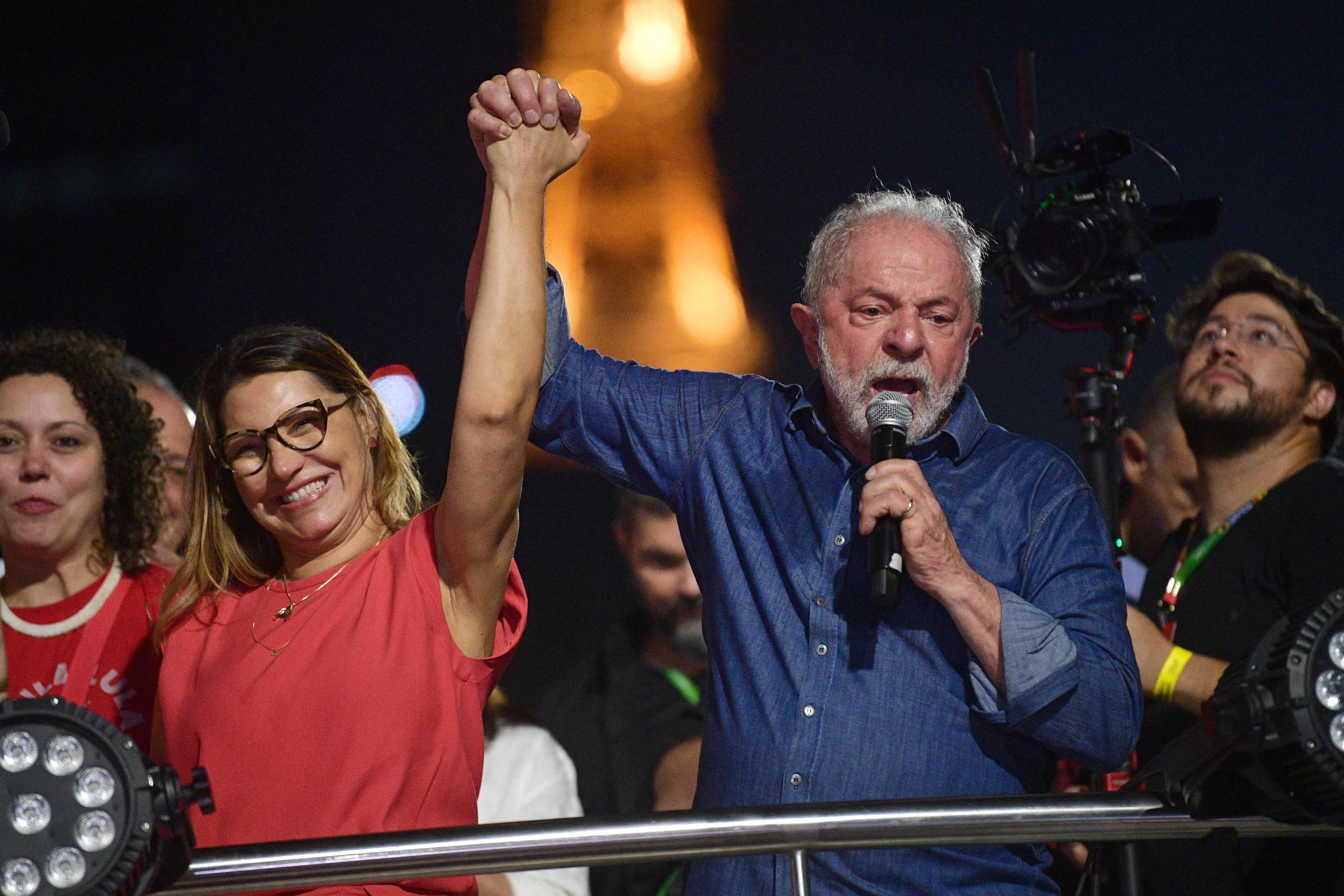 causas primeira-dama Janja da Silva e Lula da Silva em noite de vitória eleitoral na corrida à presidência do Brasil. Lula ganhou mandato pela terceira vez [Fotografia: CARL DE SOUZA / AFP]