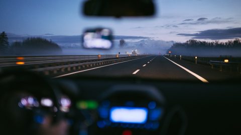Adolescentes jovens estudo condução pesquisa lifestyle estrada carros acidentes